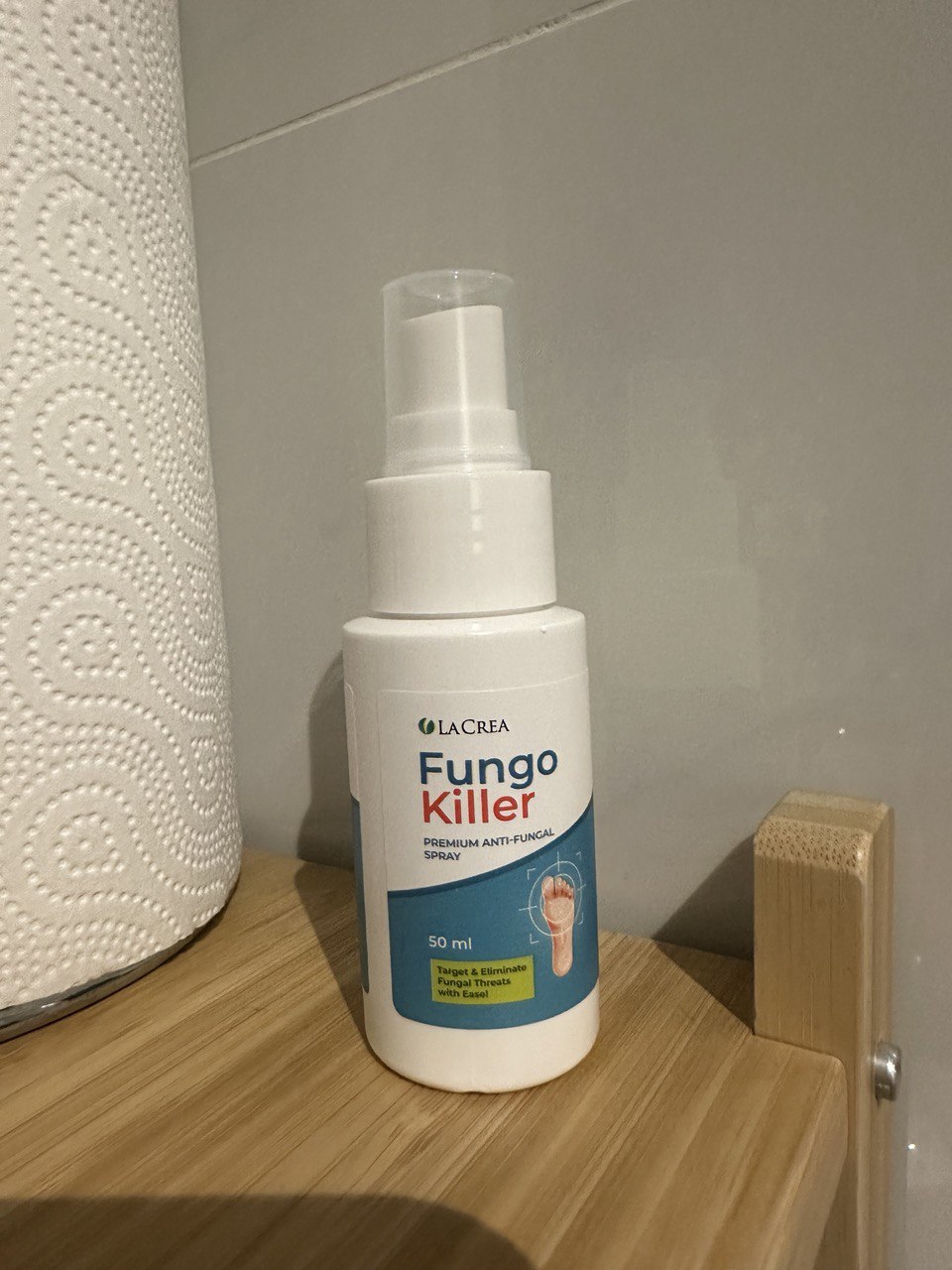 FungoFresh spray férfi kézben