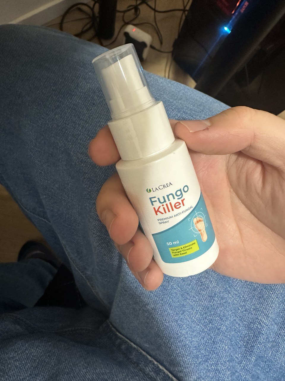 FungoFresh spray női kézben